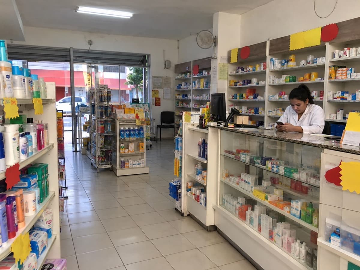 balcão no desconto, equipe parada